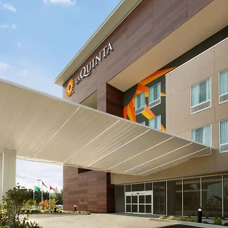 La Quinta Inn & Suites By Wyndham Burlington-3