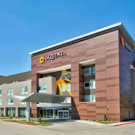 La Quinta Inn & Suites By Wyndham Dallas/Fairpark-3