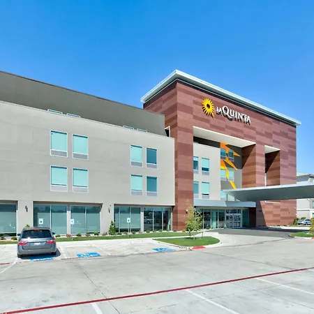 La Quinta Inn & Suites By Wyndham Dallas/Fairpark-2