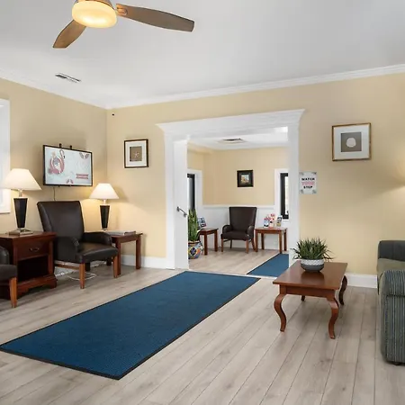Coastal Palms Inn And Suites-2