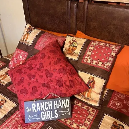 Acorn Hideaways Canton Old Western Ranch Hands' Suite-2