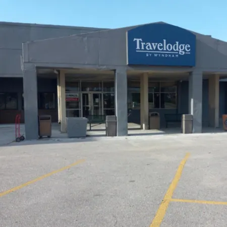Travelodge By Wyndham Lincoln Northeast-3