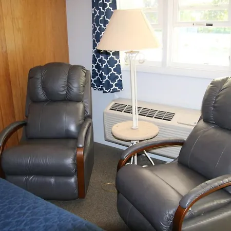 West Winds Motel & Cottages-2