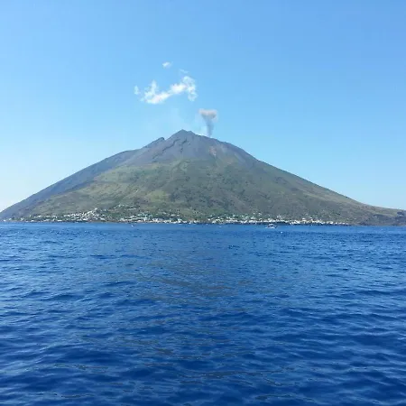 Stromboli Central Family Apartment - 3 Double Rooms-3
