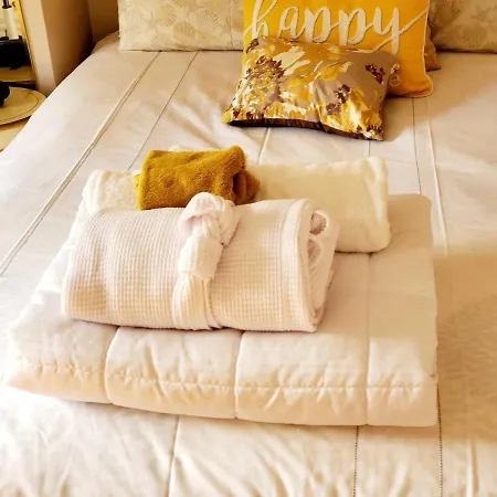 Room In Apartment - Cozy Yellow Queen Bed By Yale U-2