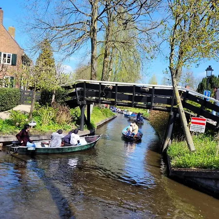B&B Villa Giethoorn - canalview, privacy&parking-3