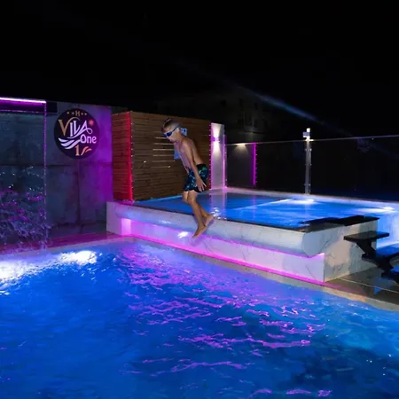 Vila One Beach Hotel-3