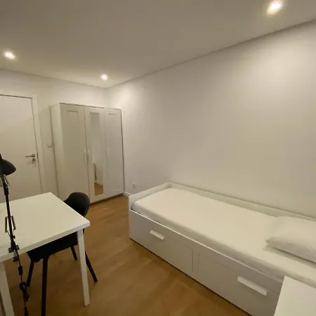 Carcavelos Beach Shared Serviced Apartment 11-2