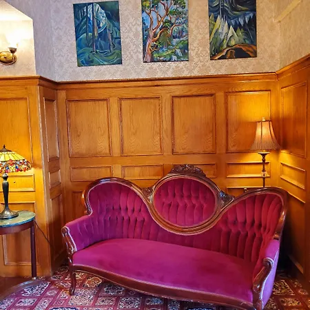 James Bay Inn Hotel, Suites & Cottage-2