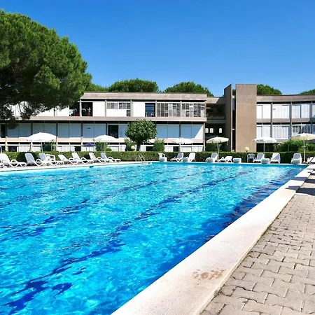 Isa-Apartment 3 Beds In Residence With Swimming-Pool Bed And Bath Linen Included-2