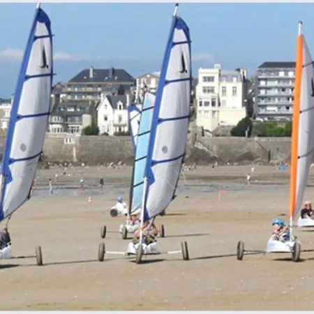 STUDIO 3 Mn de la PLAGE Terrasse Vélos Proche de la ville fortifiée-2