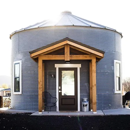 Unique Silo Honeymoon Suite/ Soaker Tub/ Sleeps 4-2