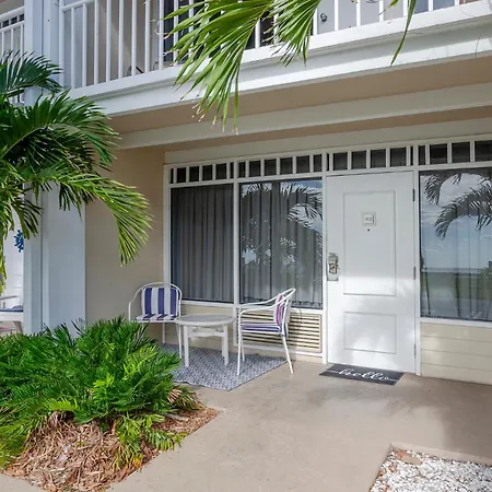 Tampa Bay, Beach Step Away, Wifi, Free Parking,Pools, Jacuzzi-2