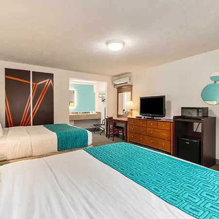 Howard Johnson By Wyndham Traverse City-3