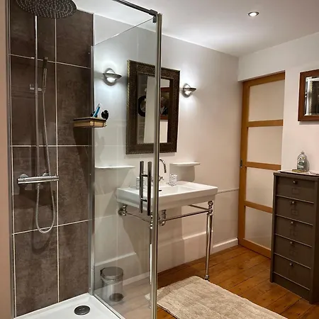 Chambre de charme au coeur du vieux Valence - Confort&Calme-3
