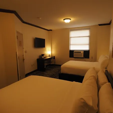 Night Hotel Broadway-2