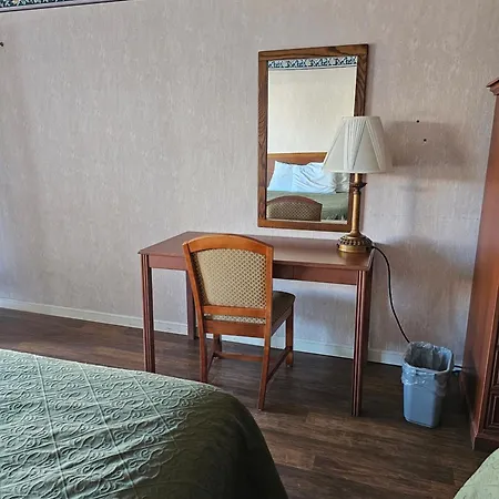 Travelodge By Wyndham Mackinaw City-2