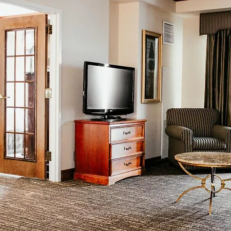 Hotel Topeka At City Center-3