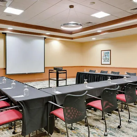 Hilton Garden Inn Milwaukee Airport-3