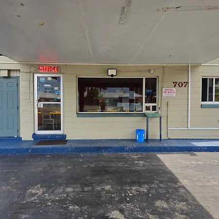 Three Oaks Motel - Titusville-3