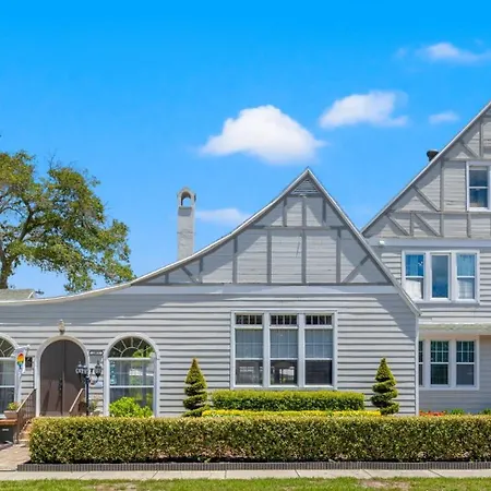 The Kenwood Gables B&B-2