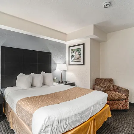 Travelodge By Wyndham Traverse City Mi-3
