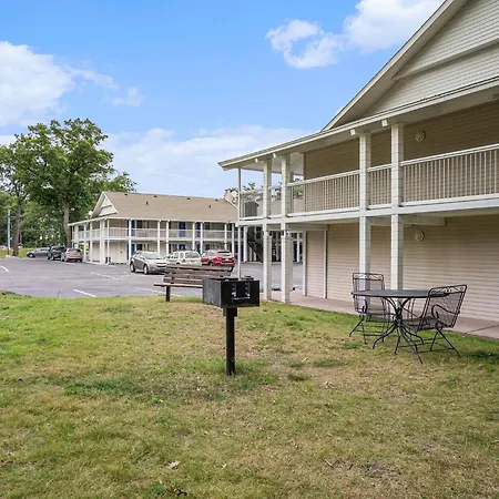 Travelodge By Wyndham Traverse City Mi-2