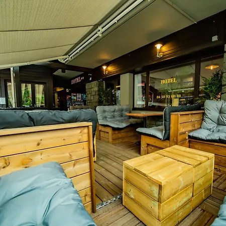 Hotel La Chaumière Garage Moto gratuit À 150 m de la gare SNCF et TMB-2