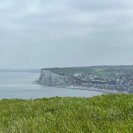 CAPRICES ENSOLEILLES CHAMBRE 1 a 2 PERS possibilite 2eme chambre avec lit King Size en supplement avec capacite 4 pers vue panoramique, petite vue mer, 300 metres plage Mers les Bains Le Treport petit dejeuner servi en chambre en option-3