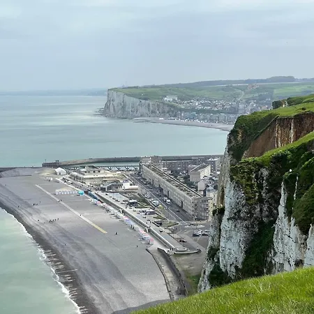 CAPRICES ENSOLEILLES CHAMBRE 1 a 2 PERS possibilite 2eme chambre avec lit King Size en supplement avec capacite 4 pers vue panoramique, petite vue mer, 300 metres plage Mers les Bains Le Treport petit dejeuner servi en chambre en option-2