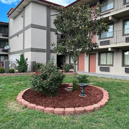 Days Inn & Suites By Wyndham Springfield On I-44-2