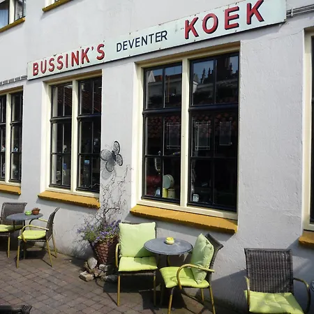 Hotel Hanzestadslogement De Leeuw in het centrum, Snoepwinkel, Hanzemuseum, Koffieschenkerij met Binnenplaats, Kamers met keukentje en Ontbijtservice-3