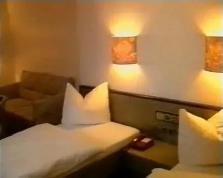 Hotel Merkur Garni-3