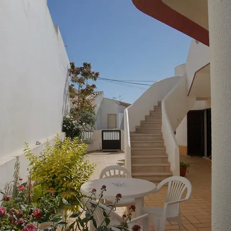 Apartamentos E Quartos Atalaia-3