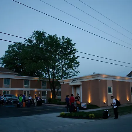 Aashram Hotel By Niagara River-3