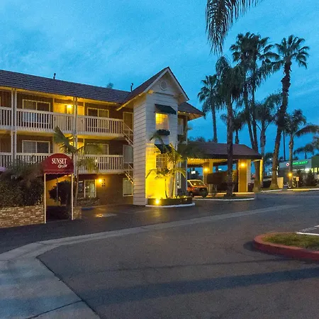 Ramada By Wyndham Costa Mesa/Newport Beach-3