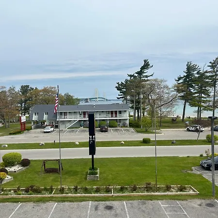 Super 8 By Wyndham Bridgeview Of Mackinaw City-2