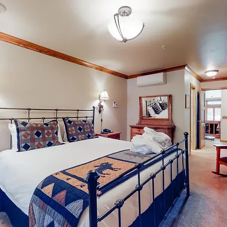 Lion Square Lodge-3