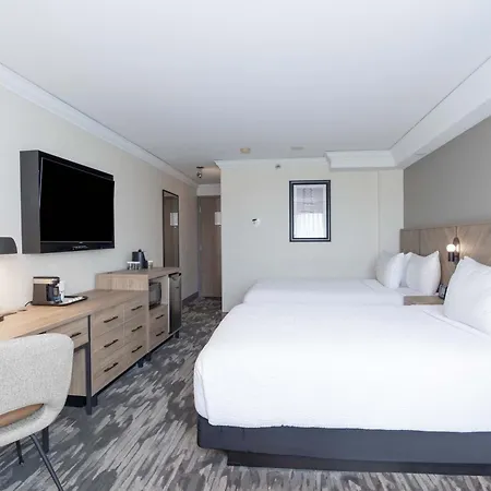 Sandman Signature Toronto Airport Hotel-3