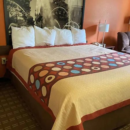 Super 8 By Wyndham Altoona-3