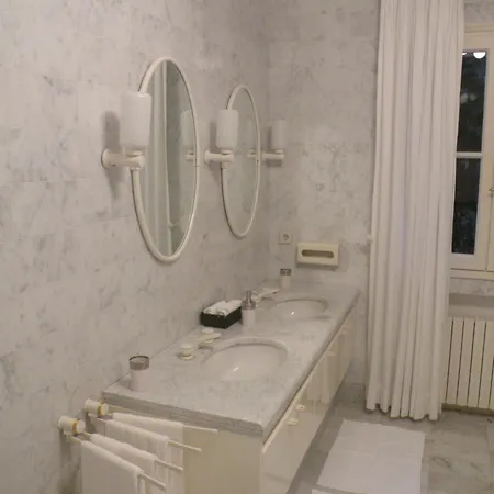 CHAMBRE LUXUEUSE AU CALME AVEC VUE PANORAMIQUE SUR LA BAIE DE CANNES ET L Estérel IMMENSE PISCINE-2