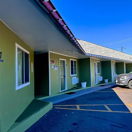 Chalet Motel - Affordable Stay In Central Bend-2
