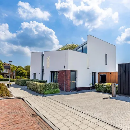 Roosjesweg 2 Luxe studio 400 meter van strand met parkeerplaats-2