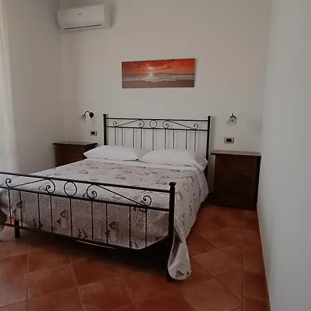B&B Il Girasole - Rooms & House In Country - Air Conditioned - 1500 Meters From Historic Center-3