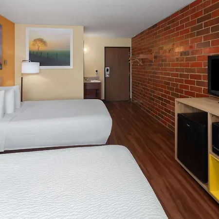 Days Inn By Wyndham Rockford I-90 Walking Distance To Casino-3