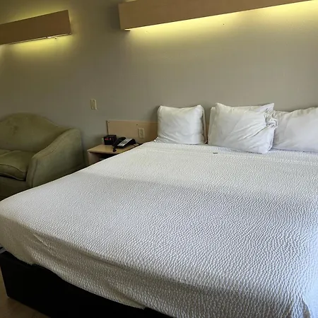 Days Inn & Suites By Wyndham Hutchinson-3