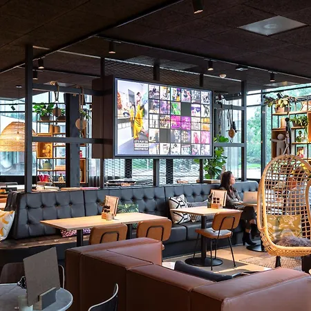 Moxy Amsterdam Schiphol Airport-3