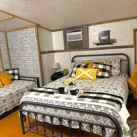 Acorn Hideaways Canton Cozy Frontier Rm For 3 Full Bathtub-2