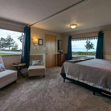 Juan De Fuca Waterfront Hotel & Cottages-2