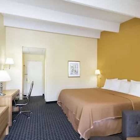 Howard Johnson By Wyndham Newburgh-3